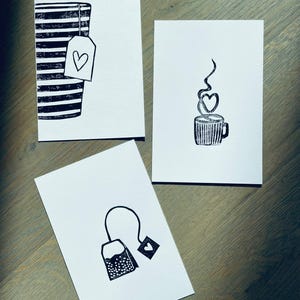 piccola linoleografia, ma prima il caffè, ma prima il tè, stampa linoleum, stampa artistica, stampa a blocchi, arte murale, regalo d'arte, cartolina, biglietto, fatto a mano