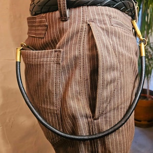 Cartera de cuero con banda de latón