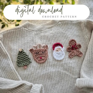 Può includere: Un maglione grigio chiaro decorato con quattro applicazioni natalizie all'uncinetto: un albero verde, una renna marrone, un Babbo Natale e un omino di pan di zenzero. Il testo "digital download CROCHET PATTERN" è in alto.