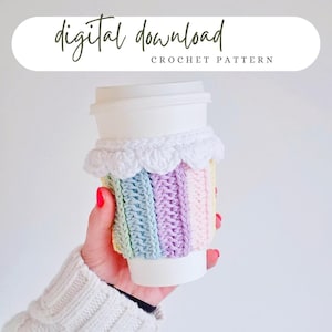 Puede incluir: Un portavasos de ganchillo arcoíris pastel con un ribete festoneado blanco. El portavasos está envuelto alrededor de una taza de café de papel blanca. El texto "digital download CROCHET PATTERN" está en la parte superior de la imagen.