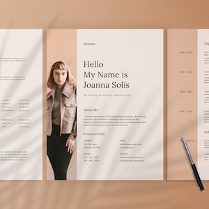 Puede incluir: Una plantilla de curr&iacute;culum con una foto de una mujer con una chaqueta marr&oacute;n. El curr&iacute;culum es para Joanna Solis, que se especializa en branding y marketing online. Incluye su informaci&oacute;n de contacto, experiencia laboral y habilidades.