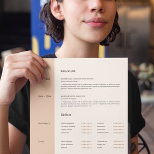 Puede incluir: Un curr&iacute;culum vitae con un fondo beige y texto marr&oacute;n. El curr&iacute;culum incluye secciones para educaci&oacute;n, habilidades, dominio, herramientas, idiomas y confianza. El curr&iacute;culum enumera una Maestr&iacute;a en Comunicaci&oacute;n de Medios del Miami Business College y una Licenciatura en Marketing Digital de la Universidad de Virginia. El curr&iacute;culum tambi&eacute;n enumera habilidades como campa&ntilde;as digitales, marca corporativa, dise&ntilde;o gr&aacute;fico, anuncios en l&iacute;nea, Adobe InDesign, Adobe Illustrator, Mailchimp, ingl&eacute;s, espa&ntilde;ol y franc&eacute;s.