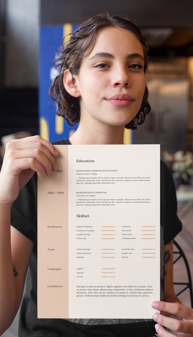 Puede incluir: Un curr&iacute;culum vitae con un fondo beige y texto marr&oacute;n. El curr&iacute;culum incluye secciones para educaci&oacute;n, habilidades, dominio, herramientas, idiomas y confianza. El curr&iacute;culum enumera una Maestr&iacute;a en Comunicaci&oacute;n de Medios del Miami Business College y una Licenciatura en Marketing Digital de la Universidad de Virginia. El curr&iacute;culum tambi&eacute;n enumera habilidades como campa&ntilde;as digitales, marca corporativa, dise&ntilde;o gr&aacute;fico, anuncios en l&iacute;nea, Adobe InDesign, Adobe Illustrator, Mailchimp, ingl&eacute;s, espa&ntilde;ol y franc&eacute;s.