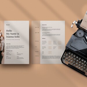 Puede incluir: Un curr&iacute;culum con el encabezado "Hello My Name is Joanna Solis" y el subt&iacute;tulo "Branding & Online Marketing". El curr&iacute;culum incluye secciones para "About Me", "Personal Info", "Education", "Skills", "Tools", "Languages", "Experience", y "Certifications".