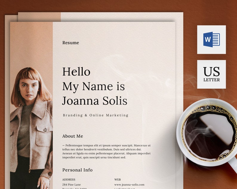 Puede incluir: Una plantilla de curr&iacute;culum con una foto de una mujer, el texto "Hello My Name is Joanna Solis" y el texto "Branding & Online Marketing". El curr&iacute;culum tambi&eacute;n incluye el texto "About Me" y "Personal Info" con informaci&oacute;n de contacto.
