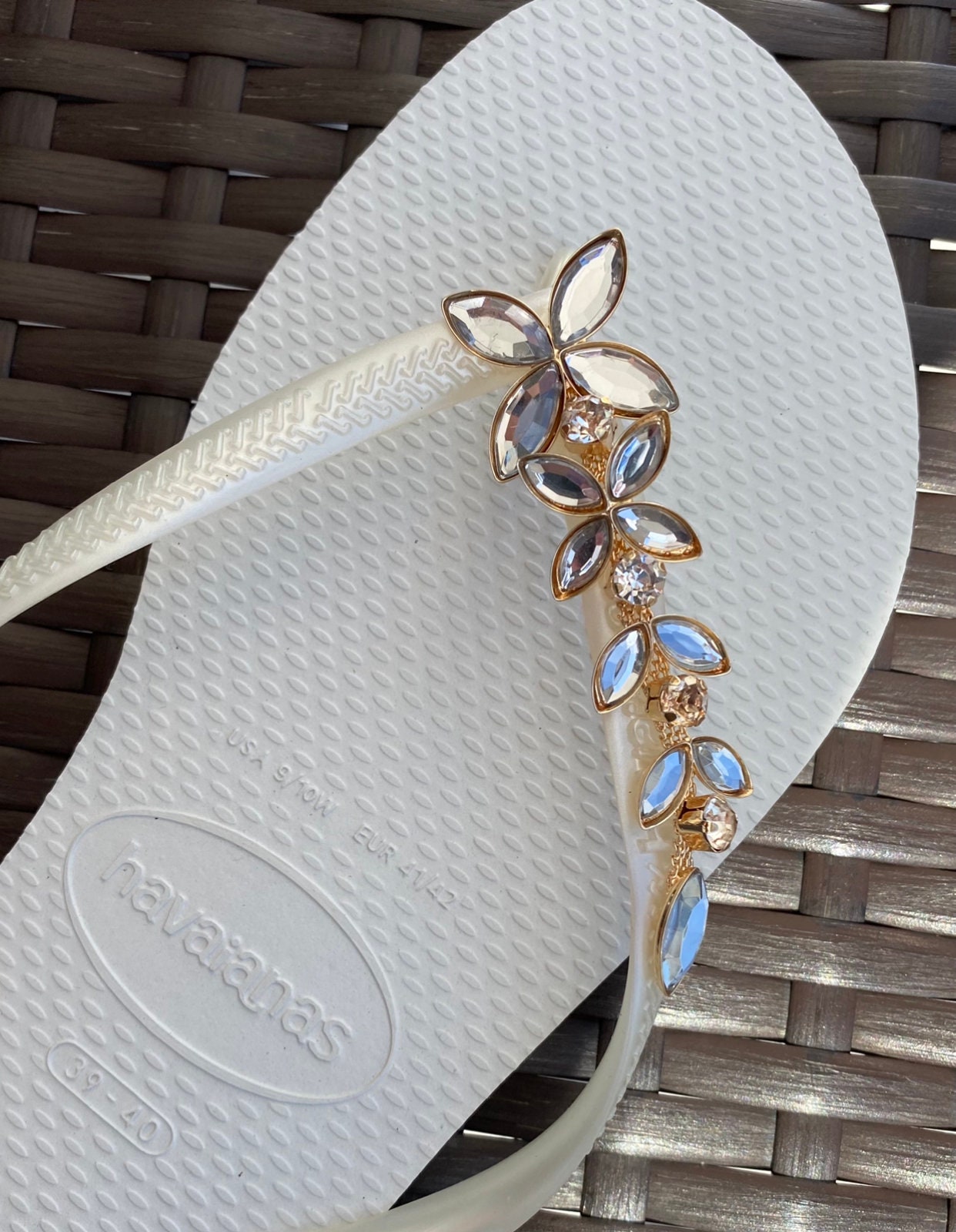 White and deals gold havaianas