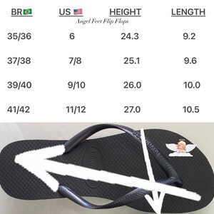 Pode incluir: Chinelos pretos com um gr&aacute;fico de anjo e o texto "Angel Feet Flip Flops". Um gr&aacute;fico de tamanhos mostra as medidas brasileiras, americanas, a altura e o comprimento em cent&iacute;metros.