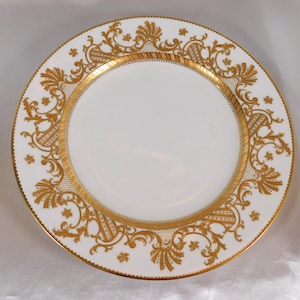 Plato llano Minton blanco con ribete dorado en relieve n.° 24825