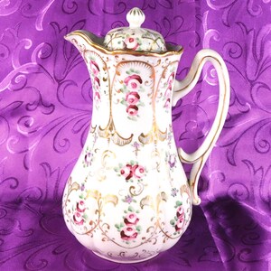 Teiera o cioccolatiera bianca con decorazioni floreali, senza marchio, n. 27963