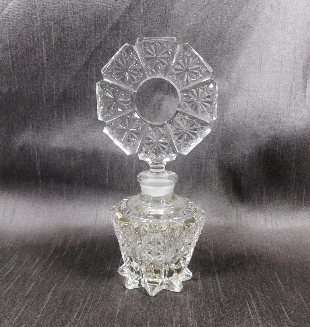 丸型脚付きカットガラス香水瓶（オープンストッパー付き）#25964