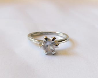 Anello in argento non marcato, misura 8.50, con pietra centrale bianca # 20638