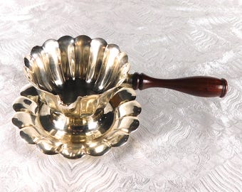 Salsera de metal plateado De Uberti con plato base y mango de madera # 27373