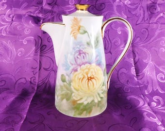 Cafetière ou chocolatière peinte à la main et signée n° 28026