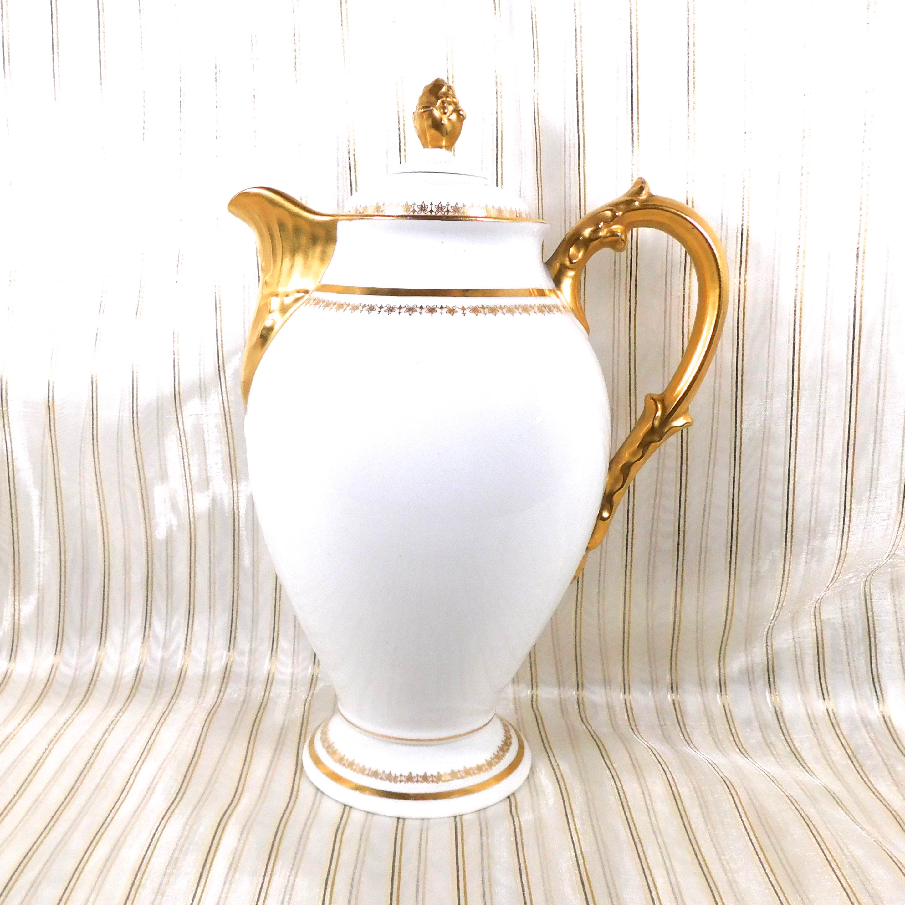 Service à thé en porcelaine de Limoges blanche et dorée, années 50
