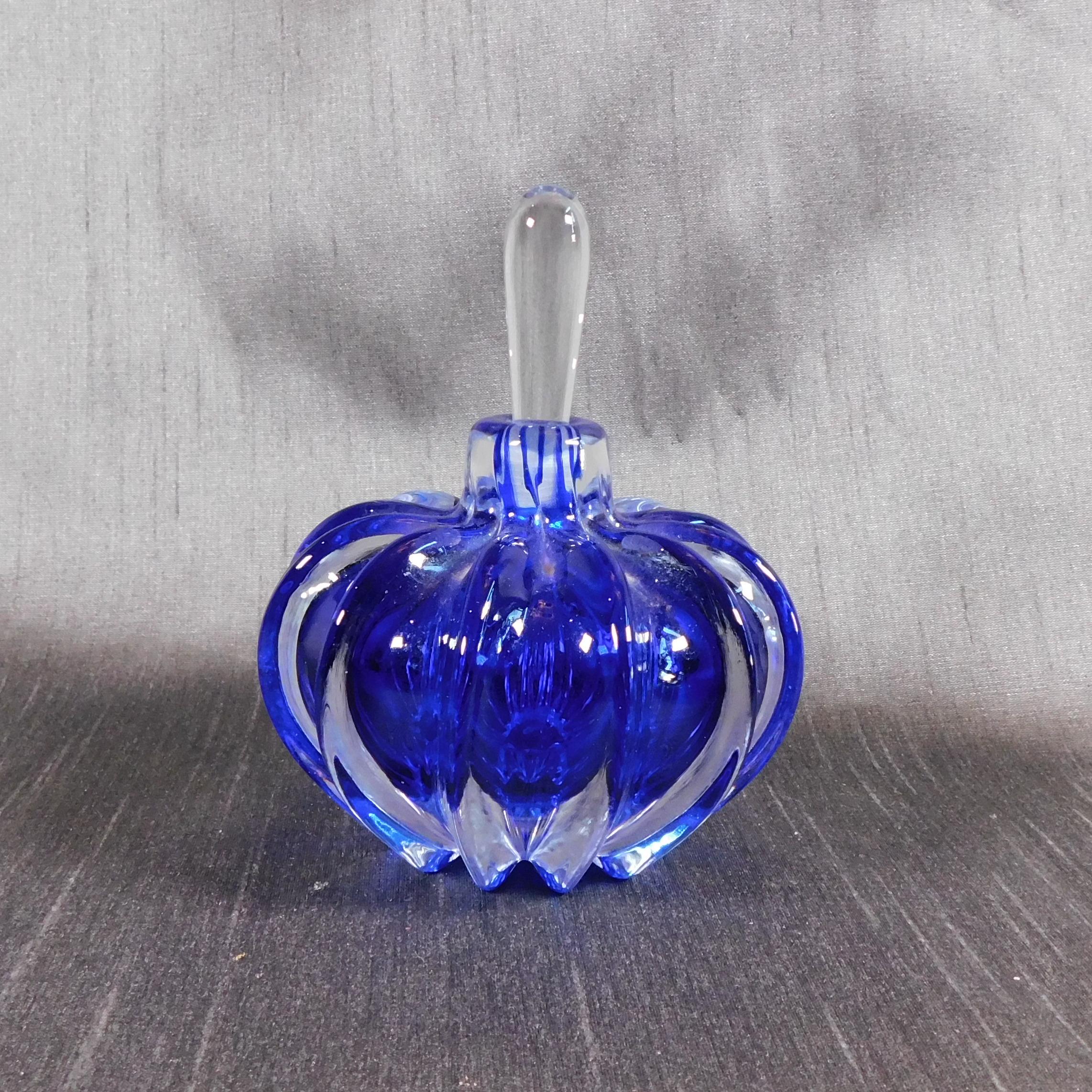 【現在非売品】水色の透明のガラス瓶　香水瓶 現在非売品】水色の透明のガラス瓶香水瓶