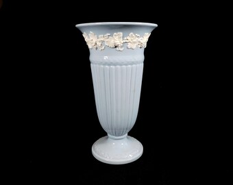 Wedgwood Queen's Ware 8,00 pouces vase bleu avec raisins blancs # 23261