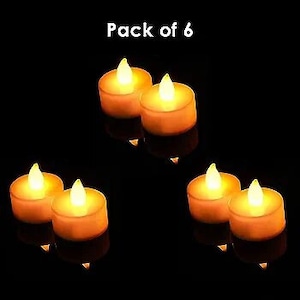 Op de afbeelding: Verpakking met zes witte LED-theelichtjes met een flikkerend vlam-effect. De lichtjes zijn gerangschikt in twee rijen van drie.