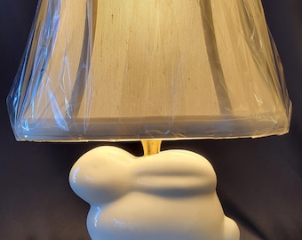 Piccola lampada decorativa a forma di coniglietto in ceramica di East Enterprises