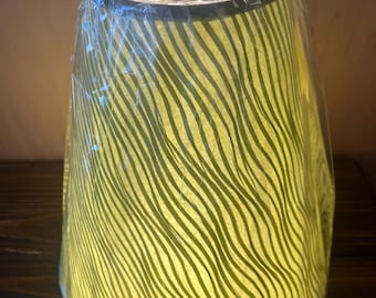 Pantalla de lámpara cónica profunda con estampado de rayas onduladas en verde lima.