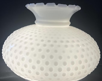 Pantalla de lámpara vintage de 11 3/4" de diámetro exterior, de vidrio opalino lechoso con borde ondulado.