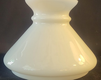 Abat-jour étudiant vintage des années 1950 en verre laiteux, côté oblique, 7 po.