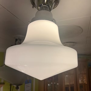Lámpara de techo semiempotrada de cristal blanco opalino estilo escuela vintage con soporte cromado.