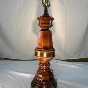 Lámpara de mesa vintage de madera torneada y latón con base en forma de balaustre.