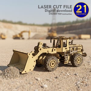 Könnte beinhalten: Ein hellbraunes Holzmodell eines Frontladers mit einer Schaufel voller Kies, vor dem Hintergrund einer Baustelle. Das Modell hat dunkelbraune Reifen. Der Text oben lautet "LASER CUT FILE Digital download SVG DXF PDF-Instruction".