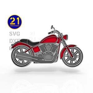 Può includere: Una motocicletta rossa e grigia con una sella nera. La motocicletta ha una ruota anteriore grande e una ruota posteriore più piccola. La motocicletta è su uno sfondo bianco.