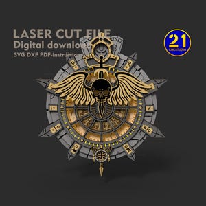 Könnte beinhalten: Eine Laser-Schnittdatei mit einem runden, filigranen, steampunk-artigen Zifferblatt mit einem Totenkopf und Flügeln. Das Zifferblatt hat eine gold-schwarze Farbgebung und ist von einem Ring aus Stacheln umgeben.