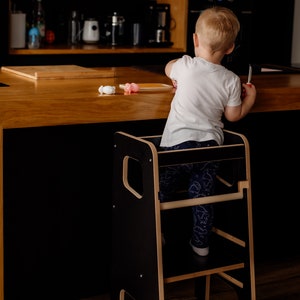 Küchenhelfer weiß Lernturm Montessori Küchenturm Massiver Küchenhocker Sicherheitshocker Kleinkind Schritthocker Geschenk für Kinder Bild 5