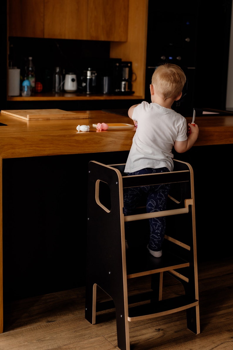 Küchenhelfer weiß Lernturm Montessori Küchenturm Massiver Küchenhocker Sicherheitshocker Kleinkind Schritthocker Geschenk für Kinder Bild 5