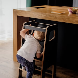 Küchenhelfer weiß Lernturm Montessori Küchenturm Massiver Küchenhocker Sicherheitshocker Kleinkind Schritthocker Geschenk für Kinder Bild 7