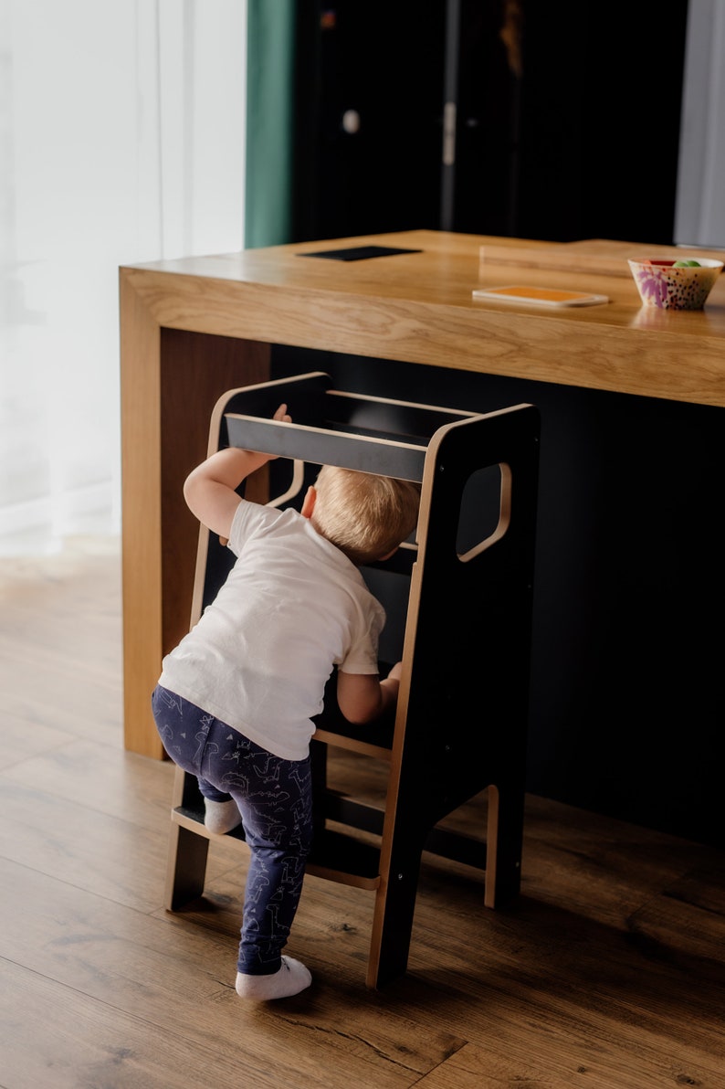 Küchenhelfer weiß Lernturm Montessori Küchenturm Massiver Küchenhocker Sicherheitshocker Kleinkind Schritthocker Geschenk für Kinder Bild 7