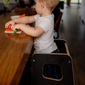 Küchenhelfer weiß Lernturm Montessori Küchenturm Massiver Küchenhocker Sicherheitshocker Kleinkind Schritthocker Geschenk für Kinder Bild 6