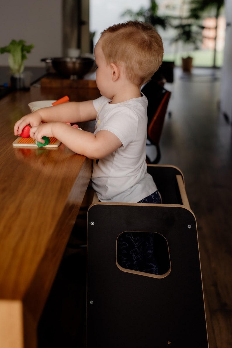 Küchenhelfer weiß Lernturm Montessori Küchenturm Massiver Küchenhocker Sicherheitshocker Kleinkind Schritthocker Geschenk für Kinder Bild 6