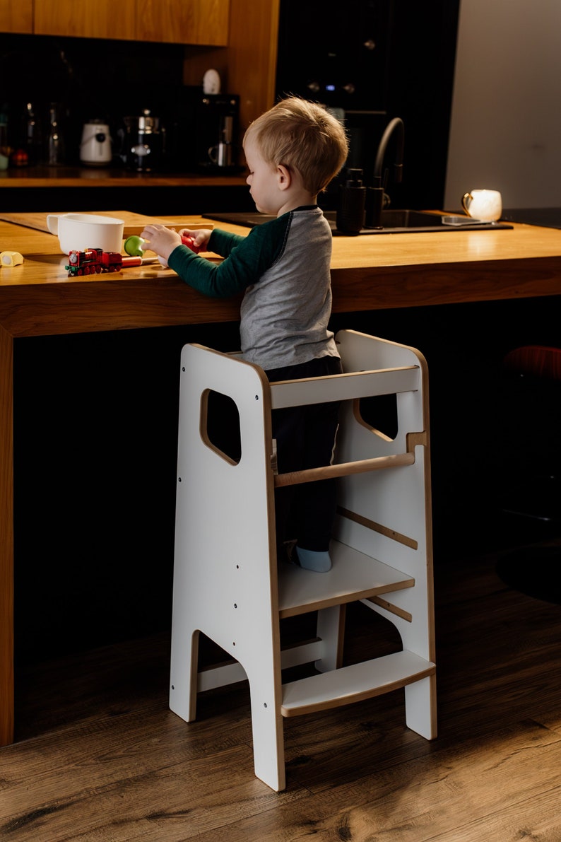 Aide de cuisine blanc Tour d'apprentissage Tour de cuisine Montessori Tabouret de cuisine massif Tabouret de sécurité Escabeau pour tout-petit Cadeau pour les enfants image 1