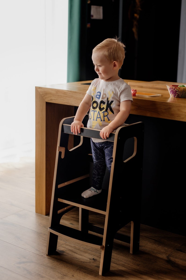 Küchenhelfer weiß Lernturm Montessori Küchenturm Massiver Küchenhocker Sicherheitshocker Kleinkind Schritthocker Geschenk für Kinder Bild 3