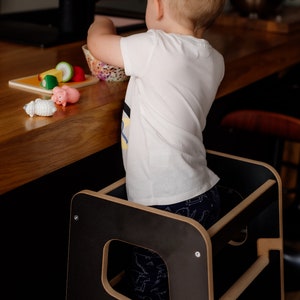 Küchenhelfer weiß Lernturm Montessori Küchenturm Massiver Küchenhocker Sicherheitshocker Kleinkind Schritthocker Geschenk für Kinder Bild 4