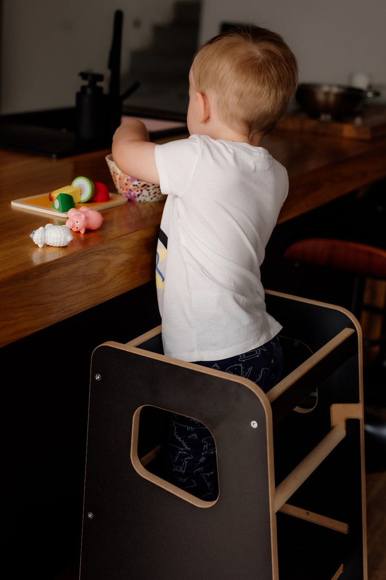 Küchenhelfer weiß Lernturm Montessori Küchenturm Massiver Küchenhocker Sicherheitshocker Kleinkind Schritthocker Geschenk für Kinder Bild 4