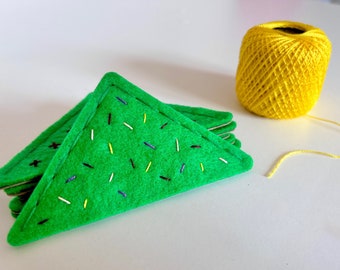 Konfetti besticktes Lesezeichen aus Filz