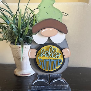 Gnome with Round interchangeable Seasonal signs, interchangeable monthly signs, farmhouse style, laser cut