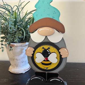 Gnome with Round interchangeable Seasonal signs, interchangeable monthly signs, farmhouse style, laser cut