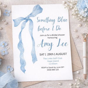 Puede incluir: Una invitación a una despedida de soltera con el texto "Something Blue before I Do" y detalles para la fiesta de Amy Lee. La invitación presenta un diseño de cinta azul acuarela, un bolígrafo blanco con una parte superior en forma de diamante y detalles florales.