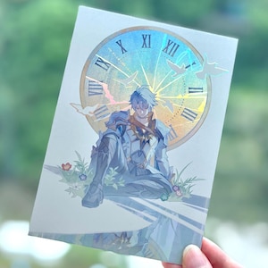 Puede incluir: Ilustración en azul claro y blanco de un personaje sentado frente a una esfera de reloj. El reloj tiene números romanos y un efecto holográfico. El personaje está rodeado de flores y follaje.