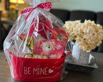 Valentine’s Day / gift basket / candy / gifts / custom gifts