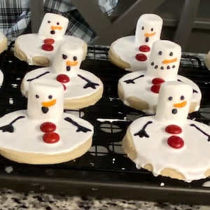 Melting snowman / sugar cookies / decorated cookies / party favors / desserts / snowman
