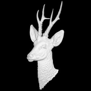 Puede incluir: Escultura de cabeza de ciervo de yeso blanco con cuernos. La cabeza de ciervo está mirando hacia la izquierda y tiene una superficie detallada y texturizada.