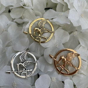 Hunger Games metal mockingjay/ mockingbird & arrow pin badge brooch presented in an organza gift bag image 1