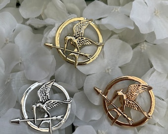Hunger Games metal  mockingjay/ mockingbird & arrow pin badge brooch presented in an organza gift bag